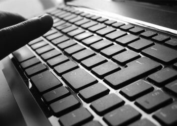 Un hombre cayó desde un balcón al negarse a abrir la puerta durante un allanamiento