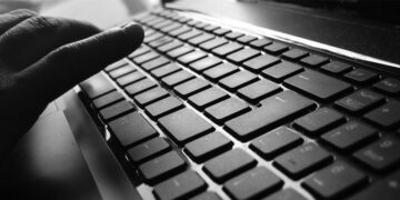 Un hombre cayó desde un balcón al negarse a abrir la puerta durante un allanamiento