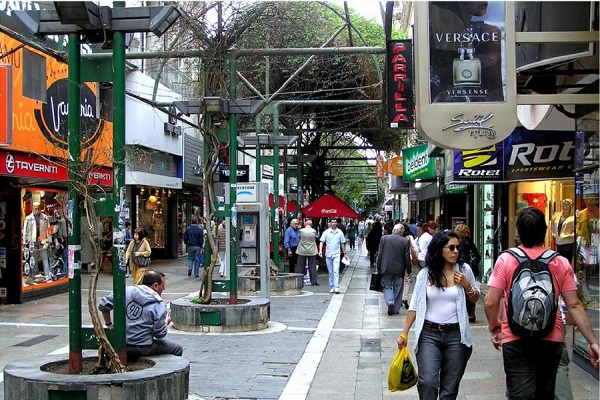 La apertura de los comercios durante el feriado del lunes Solo una minoría de los negocios trabajará con horarios parciales o normales.