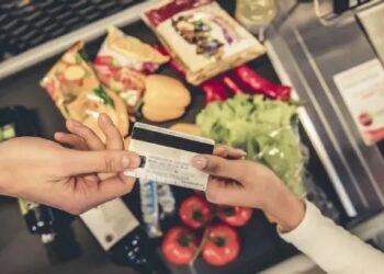 En marzo, casi la mitad de los cordobeses no llegó a fin de mes y debió comprar comida con su tarjeta de crédito