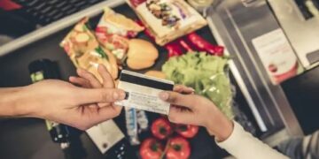 En marzo, casi la mitad de los cordobeses no llegó a fin de mes y debió comprar comida con su tarjeta de crédito