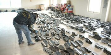 Un policía fue detenido tras el allanamiento a un desarmadero