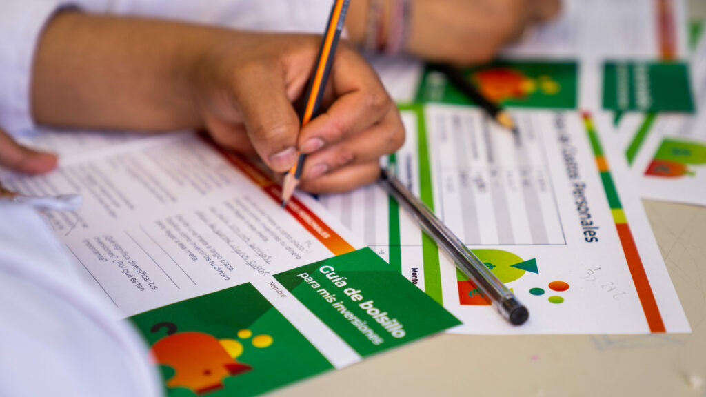 Presentan 7.000 becas para que jóvenes de todo el país accedan a formación en educación financiera