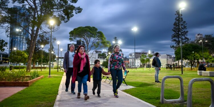 Transformado, quedó reinaugurado el centenario parque Las Heras-Elisa
