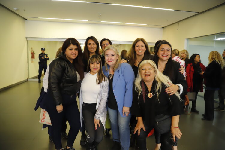 Nuevo plan de empleo y formación para mujeres con 10.000 vacantes