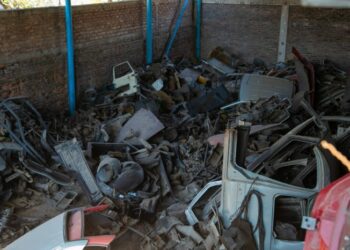 Desbarataron un desarmadero en Villa La Tela: uno de los detenidos es policía