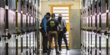 Quiso ingresar 172 dosis de droga escondidas en la ropa de su bebé a la cárcel de Bouwer