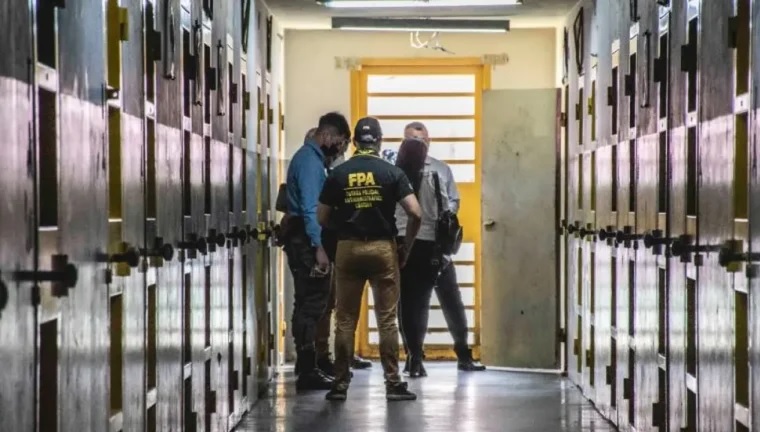 Quiso ingresar 172 dosis de droga escondidas en la ropa de su bebé a la cárcel de Bouwer