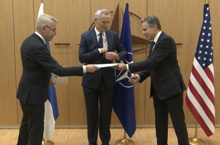 Jens Stoltenberg de la OTAN (centro), el estadounidense Antony Blinken (derecha) y el finlandés Pekka Haavisto (izquierda), en la ceremonia de adhesión en Bruselas.