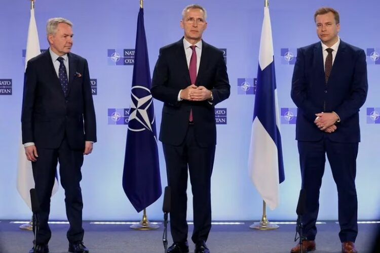 El Secretario General de la OTAN, Jens Stoltenberg (centro), el Ministro de Asuntos Exteriores de Finlandia, Pekka Haavisto (izquierda), y el Ministro de Defensa, Antti Kaikkonen (derecha), en la sede de la OTAN, Bruselas, Bélgica.