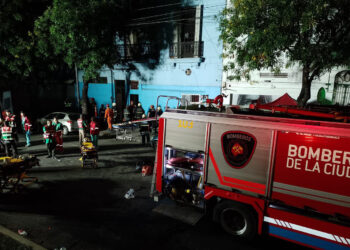 Dramático rescate de personas en Floresta, se derrumbó una casa de dos plantas