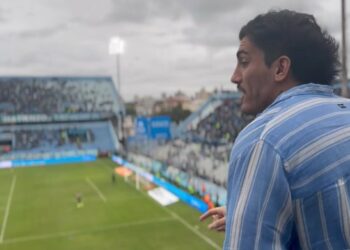 Un ex Gran Hermano visitó el Gigante de Alberdi y alentó a Belgrano como un hincha más