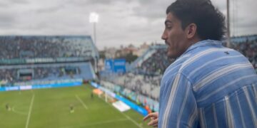Un ex Gran Hermano visitó el Gigante de Alberdi y alentó a Belgrano como un hincha más