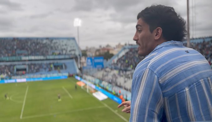 Un ex Gran Hermano visitó el Gigante de Alberdi y alentó a Belgrano como un hincha más