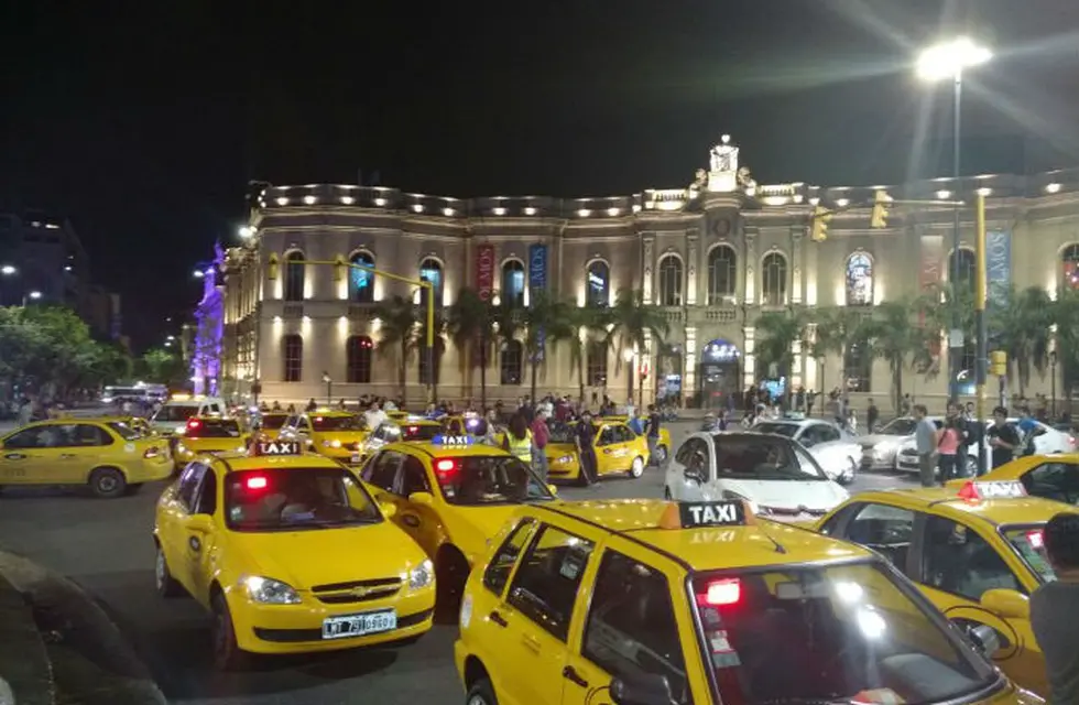 Taxistas se movilizaron en el centro de la Ciudad reclamando más seguridad