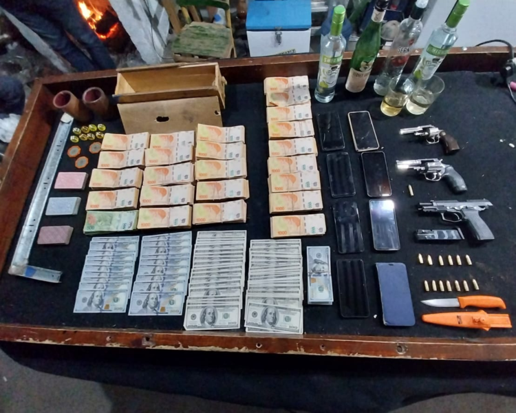 Desarticularon un casino ilegal en Berrotarán: 20 personas detenidas y 8 millones de pesos confiscados