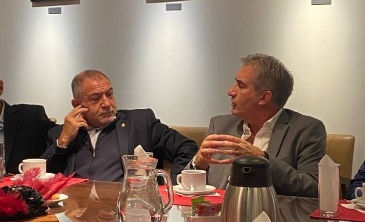 El candidato a gobernador Luis Juez, reunido con la delegación provincial.
