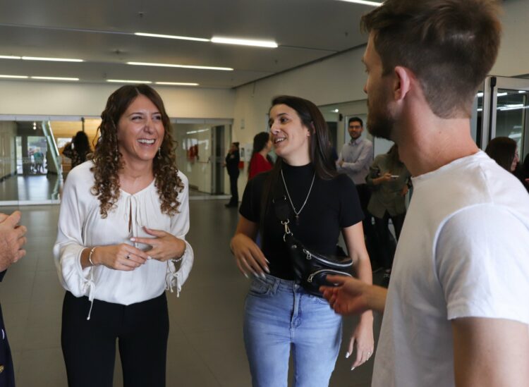Laura Jure (izq.), ministra de Hábitat y Economía Familiar de Córdoba.