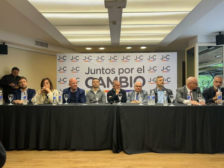 Los apoderados de cada partido rubricaron el documento el viernes pasado.