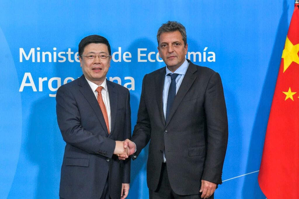 Massa parte a China en busca de ampliar el uso del swap y sumar inversiones