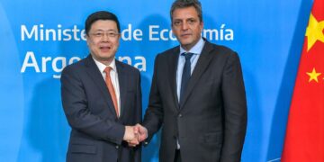 El dólar «blue» dio un respiro y el Gobierno apuesta a los yuanes chinos