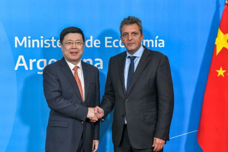 El dólar "blue" dio un respiro y el Gobierno apuesta a los yuanes chinos