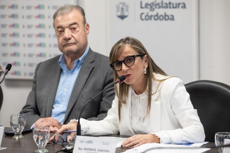 Francisco Fortuna y Gabriela Barbás expusieron en la Legislatura.