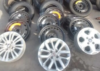 Autos, armas y balas, tras un operativo en tres barrios de la provincia