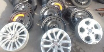 Autos, armas y balas, tras un operativo en tres barrios de la provincia