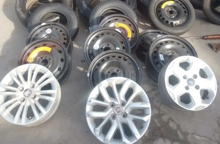 Numerosas autopartes fueron secuestradas como parte del operativo.