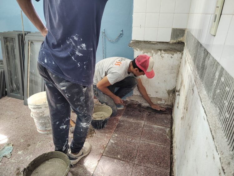En las obras de refacción colaboran trabajadores de la economía social.