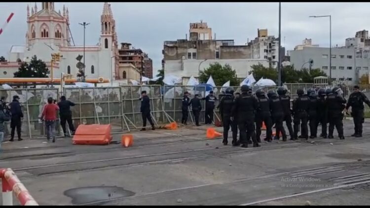 Manifestantes del SEP se enfrentaron con la Policía cerca del Panal durante una protesta