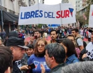 Imputarán a dirigentes sociales por impedir el tránsito vehicular durante las manifestaciones Imputarán a dirigentes sociales por impedir el tránsito vehicular durante las manifestaciones