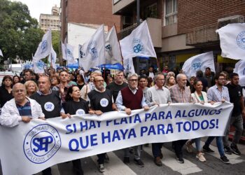Tras movilizarse, el SEP amenazó con profundizar las medidas de fuerza