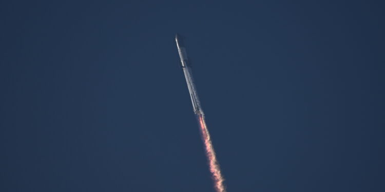 The SpaceX Starship lifts off from the launchpad during a flight test from Starbase in Boca Chica, Texas, on April 20, 2023. - SpaceX's Starship, the most powerful rocket ever built, lifted off on Thursday on the first test flight of the spacecraft designed to send astronauts to the Moon, Mars and beyond. (Photo by Patrick T. Fallon / AFP)