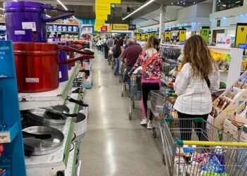 Desde el Gobierno admiten que la corrida cambiaria impactará en los precios y el abastecimiento