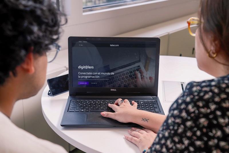 Telecom dará 1.500 becas en tecnología y programación