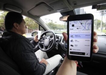 Uber se expande en un mercado laboral exigente y mal pago