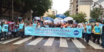 El Gobierno mejoró la oferta a la UEPC y reavivó el reclamo de los estatales