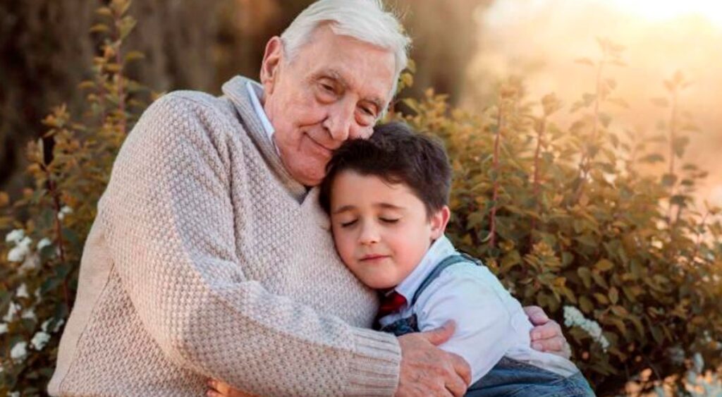 Un extraño "igual" a su abuelo muerto se le acercó y le dijo algo que lo estremeció