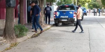 Avanza la investigación por la pareja que confesó matar y enterrar a una mujer en su patio