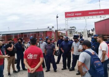 El conflicto entre Coca Cola y los 51 empleados despedidos en Córdoba se mantiene en suspenso