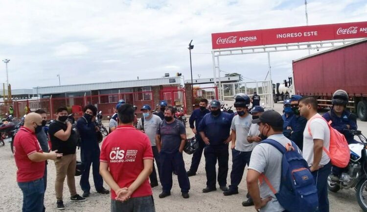 El conflicto entre Coca Cola y los 51 empleados despedidos en Córdoba se mantiene en suspenso