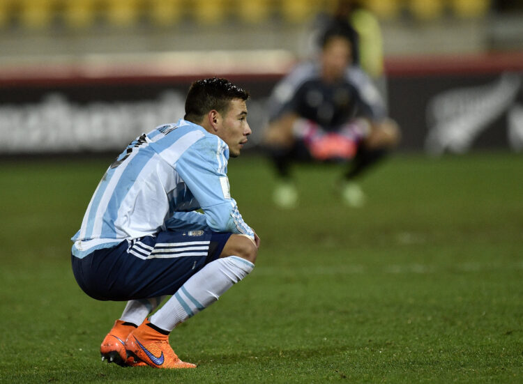 Leonardo Rolon of Argentina sits dejected after a draw during the FIFA Under-20 World Cup football match between Argentina and Austria in Wellington on June 5, 2015. AFP PHOTO / MARTY MELVILLE (Photo by Marty Melville / AFP)