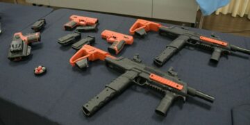 En el medio de la polémica por las taser, la Policía de Córdoba anuncia la implementación de armas con gas pimienta