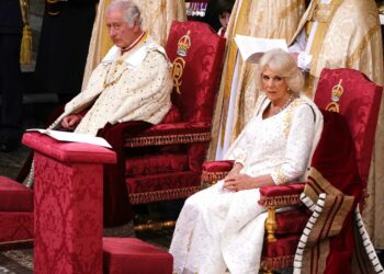 En una ceremonia histórica para el Reino Unido, el rey Carlos III y su esposa fueron coronados
