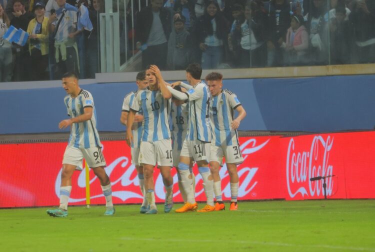 Argentina sufrió más de la cuenta para vencer a Uzbekistán en el debut