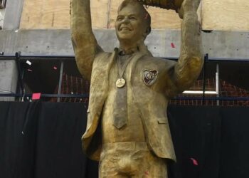 La insólita explicación sobre el curioso “bulto” en la estatua de Marcelo Gallardo