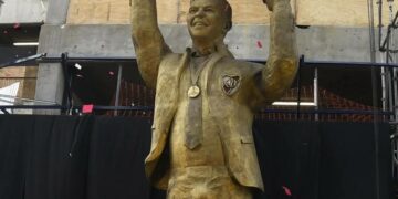 La insólita explicación sobre el curioso “bulto” en la estatua de Marcelo Gallardo