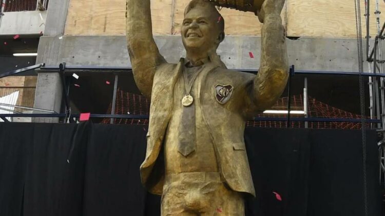 La insólita explicación sobre el curioso “bulto” en la estatua de Marcelo Gallardo